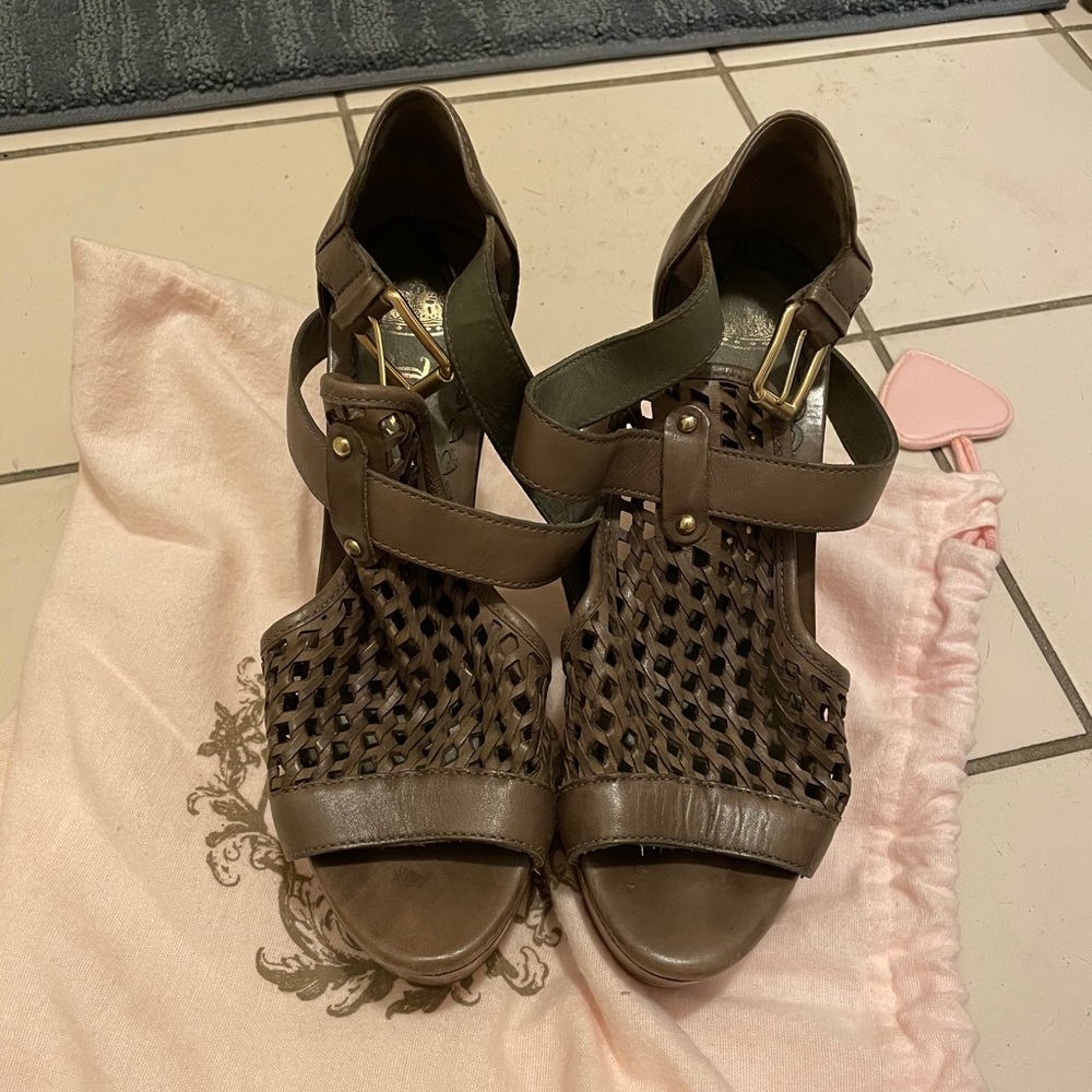 Juicy couture brown leather open toe wedge sandal